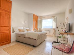 Μια τηλεόραση ή/και κέντρο ψυχαγωγίας στο La Rocaille