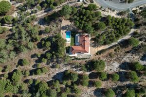 Una vista aérea de una casa en un bosque. en Herdade de Montalvo - Comporta, en Comporta