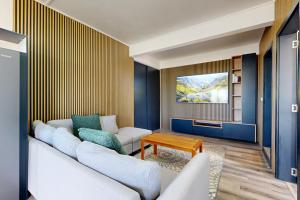 una sala de estar con un sofá y una mesa en Aryna Apartments, en Goodlands