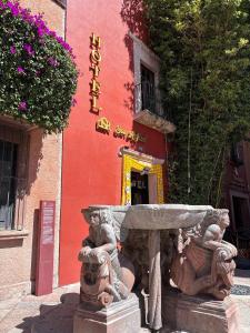 een stenen fontein voor een gebouw bij Hotel San Rafael in Querétaro