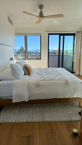 Postel nebo postele na pokoji v ubytování Shorehouse Hotel