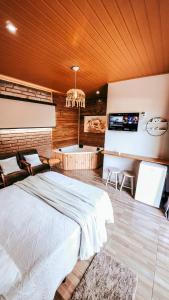 Ένα ή περισσότερα κρεβάτια σε δωμάτιο στο Chalés Manacá dos Canyons