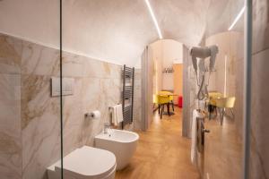 Et badeværelse på VICO 58 Rooms + 47 billeder