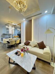 un salon avec un canapé et une table dans l'établissement Vinhomes Times City Hai Bà Trưng Hà Nội Jenny Apartment, à Hanoï