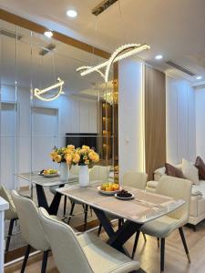 une salle à manger avec une table et des chaises dans l'établissement Vinhomes Times City Hai Bà Trưng Hà Nội Jenny Apartment, à Hanoï