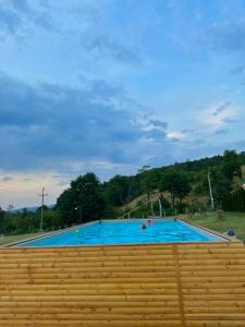 uma grande piscina com água azul em 7 kruna Žiče em Žiča mais 14 fotografias