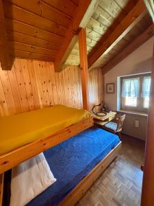 um quarto com um beliche num camarote em Appartamento Sass Aut em Soraga