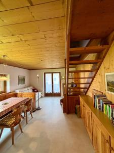 um quarto com um tecto de madeira e uma mesa em Appartamento Sass Aut em Soraga