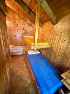 o interior de uma sauna com uma cama e uma banheira em Appartamento Sass Aut em Soraga