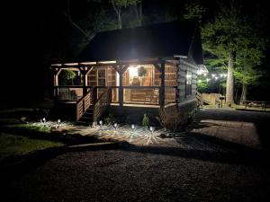 Home Sweet Home Cabin في Cosby: ضوء كابينة خشب في الليل مع الأضواء