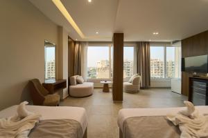 カイロにあるKemet Pyramids View Hotelのベッド2台と薄型テレビ付きのホテルの部屋