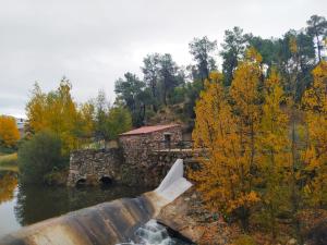 una vieja tubería en el agua junto a un edificio en Casa Vitral - Stained Glass House, en Miranda do Douro