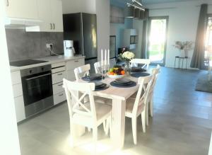 a kitchen with a table with chairs and a dining room at Casa Luisa - Trzęsacz in Trzęsacz