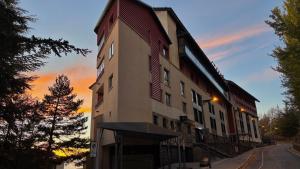 ein Gebäude am Straßenrand in der Unterkunft Apartamento Premium Snow Gorbea - Vistas a pistas, wifi y parking gratis Zona Baja in Sierra Nevada