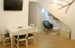 een eetkamer met een witte tafel en een stoel bij Casa Bea in Puertomingalvo