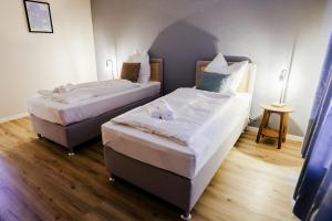 Postel nebo postele na pokoji v ubytování Stilvolle Unterkunft für 4, WLAN - Küche, salt apartments