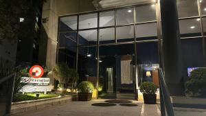 een gebouw met een bord ervoor bij Flat Vila da Serra in Nova Lima