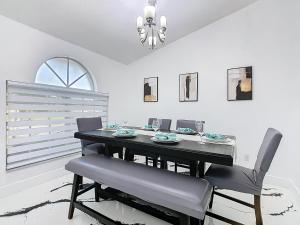 een eetkamer met een zwarte tafel en stoelen bij Casita mi Encanto a Cozy & Spacious House, 4-bedroom 3-Bath & pool in Kissimmee +65 foto's