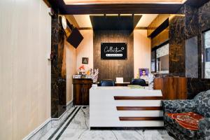 Un salón con un mostrador blanco y sillas. en Super Collection O New Jalpaiguri Railway Station Formerly Prince Lodge, en Siliguri