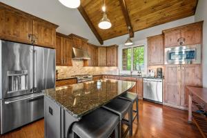 Kuchyň nebo kuchyňský kout v ubytování Whispering Ridge Estate