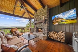 TV a/nebo společenská místnost v ubytování Whispering Ridge Estate