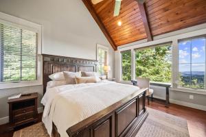 Postel nebo postele na pokoji v ubytování Whispering Ridge Estate