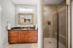 Koupelna v ubytování Whispering Ridge Estate + 31 fotografií