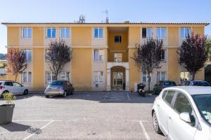 Το κτήριο όπου στεγάζεται  το διαμέρισμα