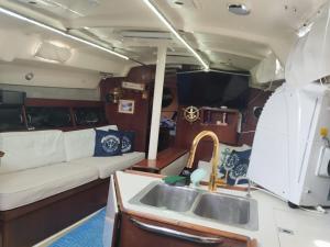Posezení v ubytování Nanoshka Yacht + 46 fotografií