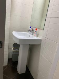 Koupelna v ubytování Modern Shared Apartment with Pool & Gym Access