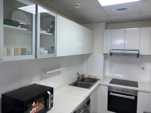 Kuchyň nebo kuchyňský kout v ubytování Modern Shared Apartment with Pool & Gym Access + 10 fotografií