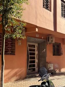 Το κτήριο όπου στεγάζεται  το διαμέρισμα +10 φωτογραφίες