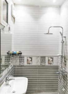 a bathroom with a sink and a shower at شوران الأولى in Al Madinah