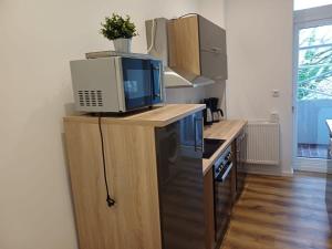 eine Küche mit einer Mikrowelle auf dem Kühlschrank in der Unterkunft Wohnung in Köln 3B in Köln