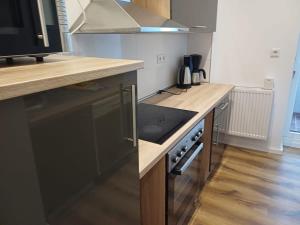 eine Küche mit Theke und Herd Oberer Backofen in der Unterkunft Wohnung in Köln 3B in Köln