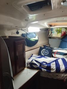 Postel nebo postele na pokoji v ubytování Nanoshka Yacht