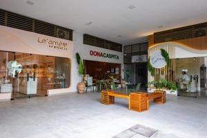 a store with tables and chairs in a mall at Flat Portal Premium Vinhedo in Vinhedo +31 photos