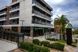 a building with a sign in front of it at Flat Portal Premium Vinhedo in Vinhedo