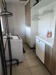 a small kitchen with a sink and a counter at Lindo espaço de lazer in Cascavel