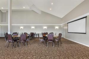 a conference room with a table and chairs and a screen at Best Western Pier Point Inn in Florence +57 photos
