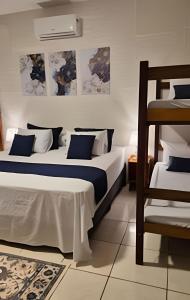 サンタ・フェ・ド・スルにあるRubi casa de temporada com piscina e área gourmetのベッド2台とはしごのある寝室