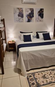 サンタ・フェ・ド・スルにあるRubi casa de temporada com piscina e área gourmetのベッドルーム1室(青い枕のベッド2台付) +63枚の写真