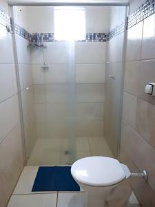 サンタ・フェ・ド・スルにあるRubi casa de temporada com piscina e área gourmetのトイレとシャワー付きのバスルーム