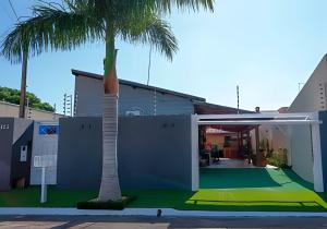 サンタ・フェ・ド・スルにあるRubi casa de temporada com piscina e área gourmetの家の前のヤシの木