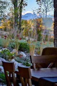 a garden with a table and chairs and a mountain at Janiołów Wierch 43 Jacuzzi i Sauna in Groń