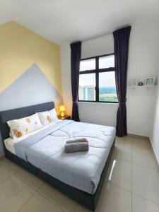 Ένα ή περισσότερα κρεβάτια σε δωμάτιο στο Desaru Meow Cat Theme 3BR Kids Frv 8pax Pet Friendly, 2 Cpark Netflix I Highest Floor Unblock View