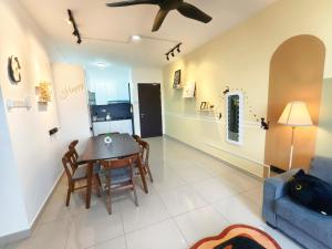 Η κουζίνα ή μικρή κουζίνα στο Desaru Meow Cat Theme 3BR Kids Frv 8pax Pet Friendly, 2 Cpark Netflix I Highest Floor Unblock View