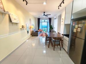 Η κουζίνα ή μικρή κουζίνα στο Desaru Meow Cat Theme 3BR Kids Frv 8pax Pet Friendly, 2 Cpark Netflix I Highest Floor Unblock View +67 φωτογραφίες