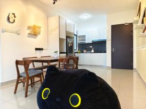 Η κουζίνα ή μικρή κουζίνα στο Desaru Meow Cat Theme 3BR Kids Frv 8pax Pet Friendly, 2 Cpark Netflix I Highest Floor Unblock View