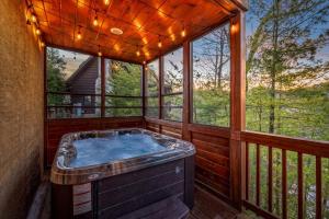 Fotografie z fotogalerie ubytování Spacious 4BR 4BA w Hot tub, Wi-Fi, HOA Pool, Pets v destinaci Pigeon Forge